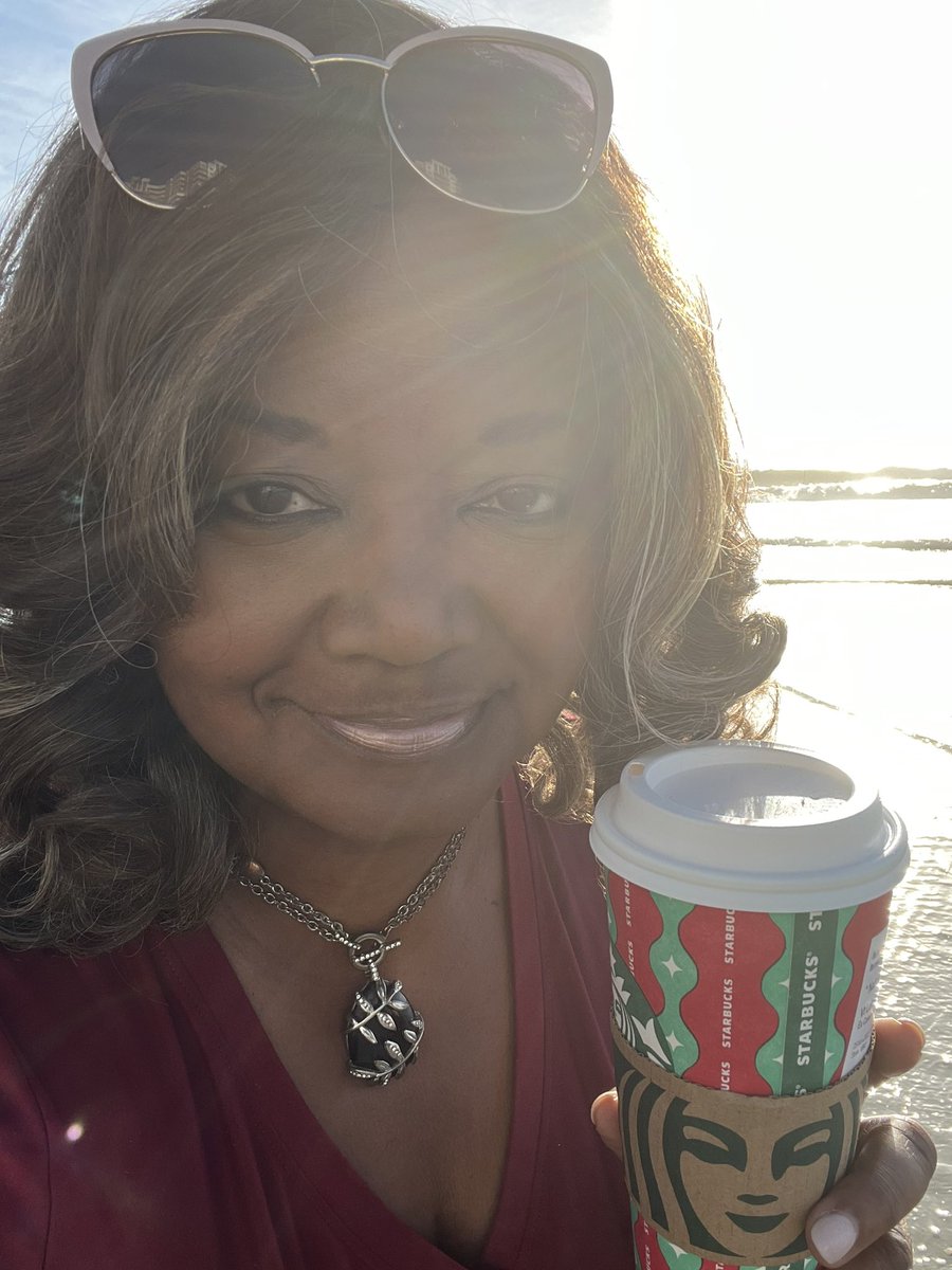 NathalieGregg's tweet photo. #HappySunday 🎉🎉🎉
It is finally @Starbucks #redcupseason! Let the #celebration begin!!! #LeadLoudly #bold #confident #fearless #coffee #coffeebreak #foodie #yummy https://t.co/4JzIWFLkYE