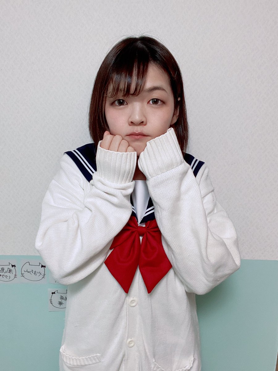 two_pec_0's tweet photo. 制服コスをしたんだよなっ❣️
懐かしい世代の頃の着こなし。イマドキはちょっと違うんよね？笑
私の頃は膝上スカートに黒ハイソ、ぶかぶかカーデ必須🤣
3枚目のは私が思うぶりっこJKポーズw(あくまで勝手なイメージですw)
 #制服コス  #JKコス  #懐かしい時代  #共感したらRT https://t.co/VHA9sKOgcK