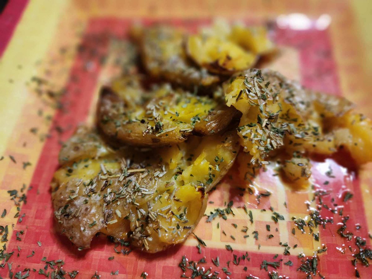 maggie_dollar's tweet photo. Pork Wontons and Rosemary Smashed Potatoes. 😋 https://t.co/WBlPzR3wFS