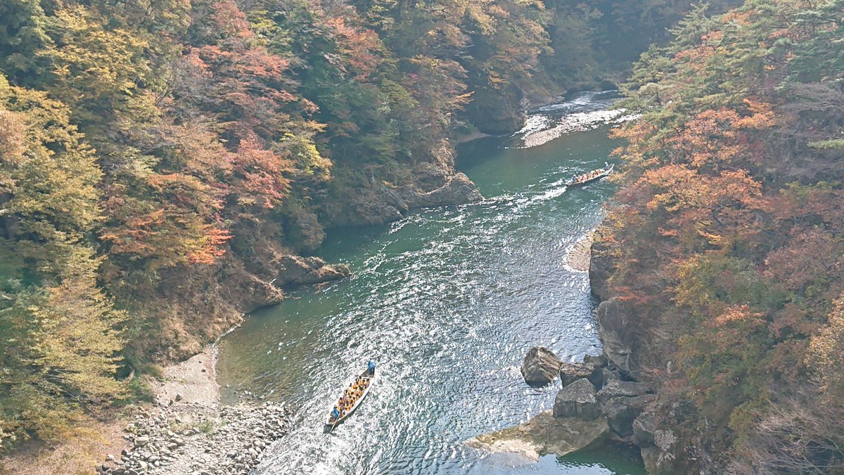 kinugawahinata's tweet image. 秋の絶景に、ちょうど「＃鬼怒川ライン下り」の舟が登場!🍁🚣‍♂️🤩
橋の上の多く観光客が手を振ってましたね～🏞️🍁👋👧