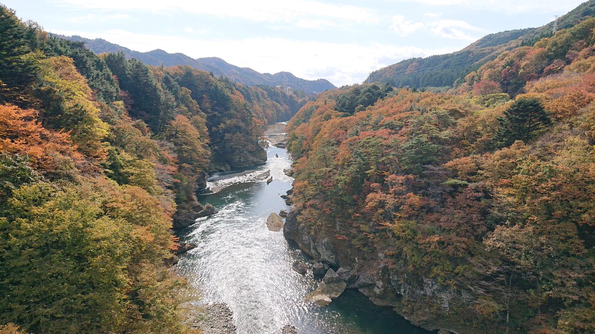 kinugawahinata's tweet image. 秋の絶景に、ちょうど「＃鬼怒川ライン下り」の舟が登場!🍁🚣‍♂️🤩
橋の上の多く観光客が手を振ってましたね～🏞️🍁👋👧