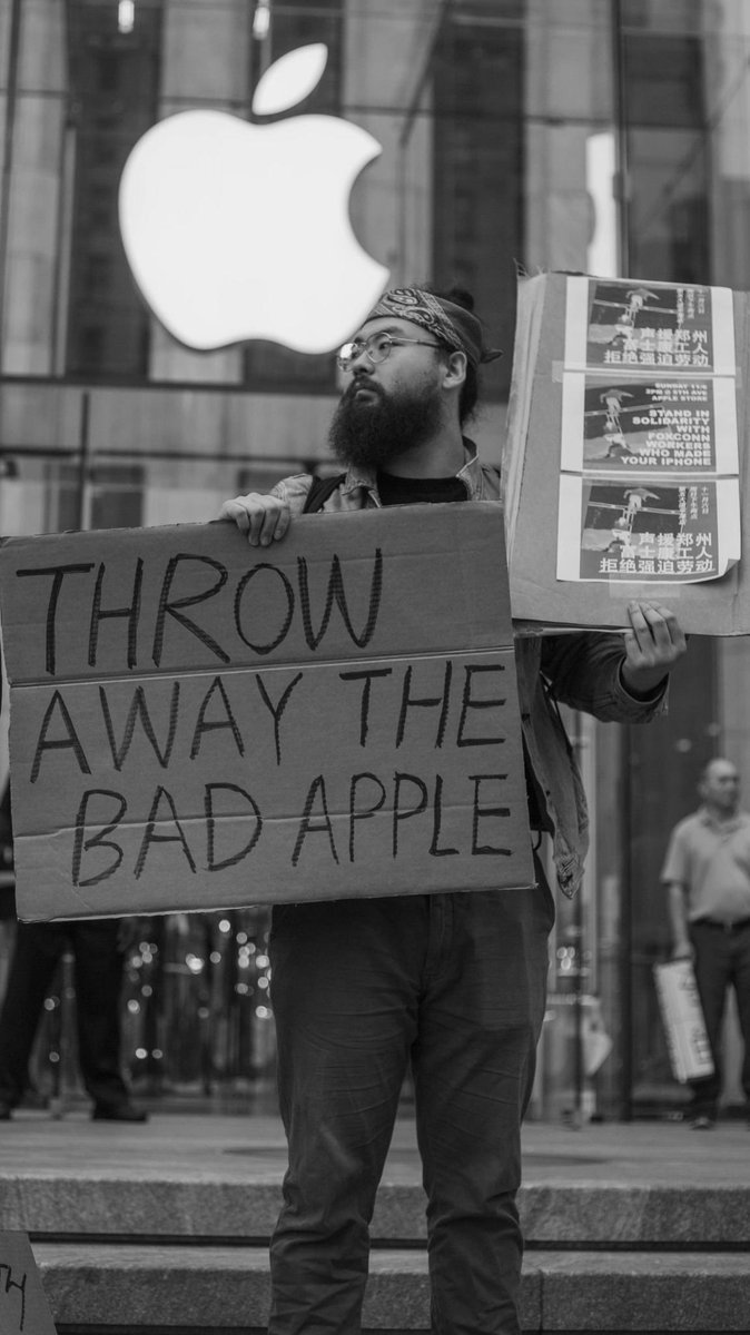 promise__li's tweet photo. Chinese overseas activists protested in front of Apple’s NYC store today calling for independent investigation of its factory Foxconn’s inhuman treatment of Chinese workers last month.
Spread the word about hyper-capitalist exploitation in Zhengzhou to #SupportFoxconnWorkers! https://t.co/k8BNcZUW54