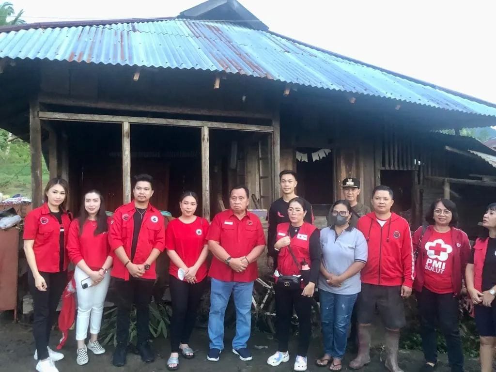 DPPBMI's tweet photo. DPC BMI memberikan bantuan kepada para korban yang saat ini berada di tempat pengungsian.

#PDIPerjuangan
#GenerasiGotongRoyong
#MudaBerjuang 
#DPPBMI
#BantengMudaIndonesia https://t.co/1TvZJmG3mh