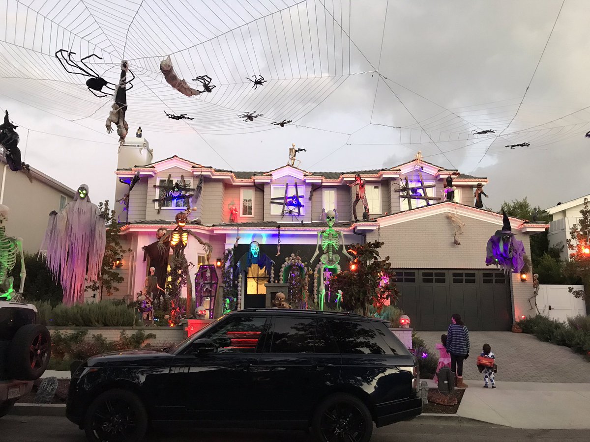 burtbulos's tweet photo. Now that’s how you do Halloween😳😳😳 #halloween #halloweendecor #cheviothills #cheviot #art #actor #actorslife #writer #writerslife #producer #filmproducer #dothework https://t.co/Rx0TP5nqlT