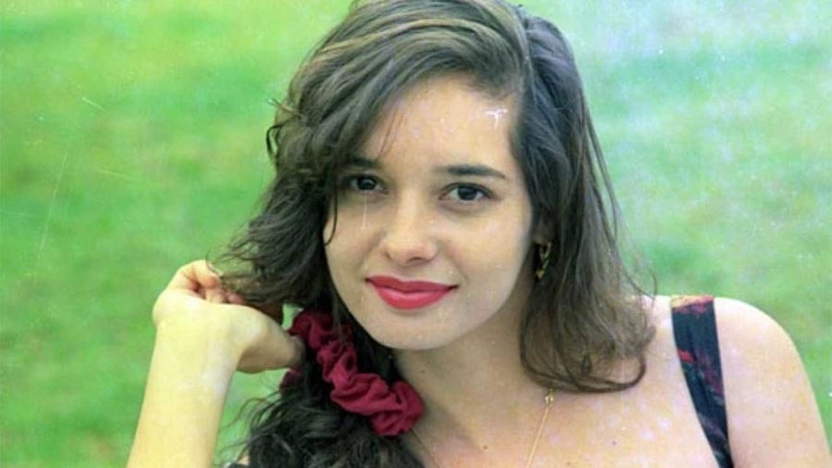 ZAMENZA's tweet photo. Guilherme de Pádua, que assassinou Daniela Perez com oito tesouradas na coração, morreu aos 53 anos de infarto fulminante no dia 6 de novembro, mesmo dia que estreou EXPLODE Coração, novela que marcou a volta de Gloria Perez ao trabalho três anos após a perda trágica da filha. https://t.co/G6Am3lULpl