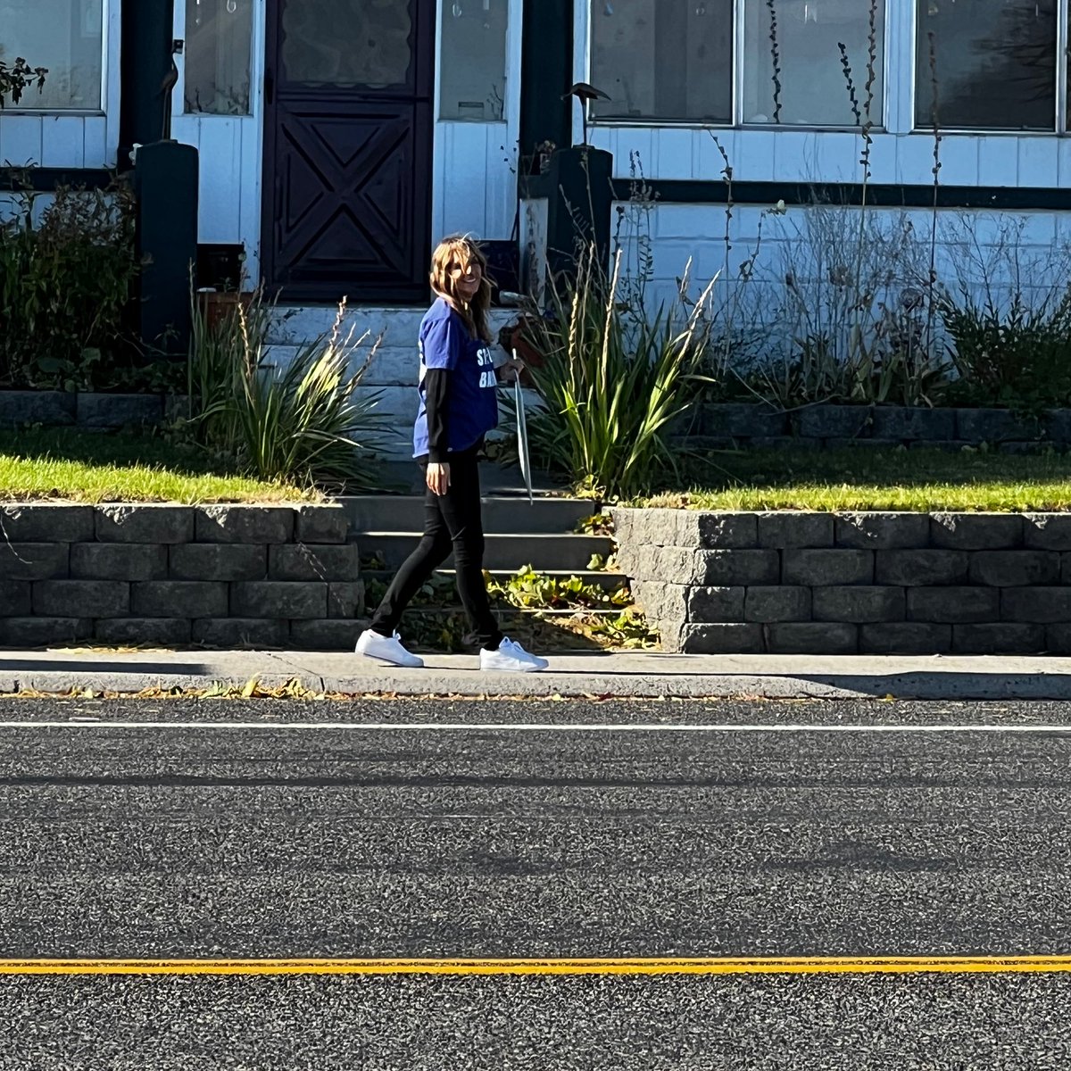 Stephanieforwa's tweet photo. What a fabulous group of sign-wavers! A huge thank you to everyone who came out on Saturday for one last push before Election Day. Don't forget to vote on Tuesday! ✏️ https://t.co/BsFLMAqJCN