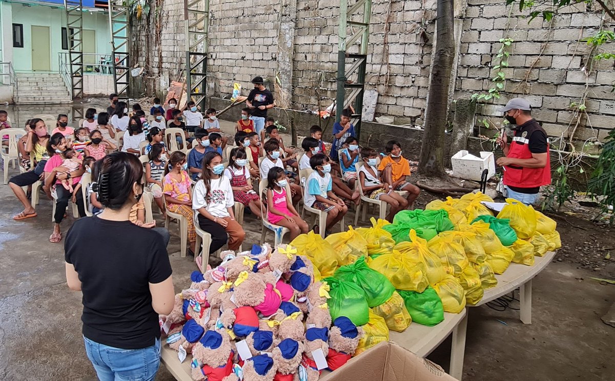 carol_licup's tweet photo. Last leg of Cabsycon/ Axie Infinity community meet up❤️ Thank you @Blockchain_SPC  for making these children happy with their early Christmas care package and bears of joy. 
Blockchainspace also donated 100 bears to SM Megacenter Cab's chosen charity.❤️
@crlomndiola
#cabsycon https://t.co/9EjyPUtTTf