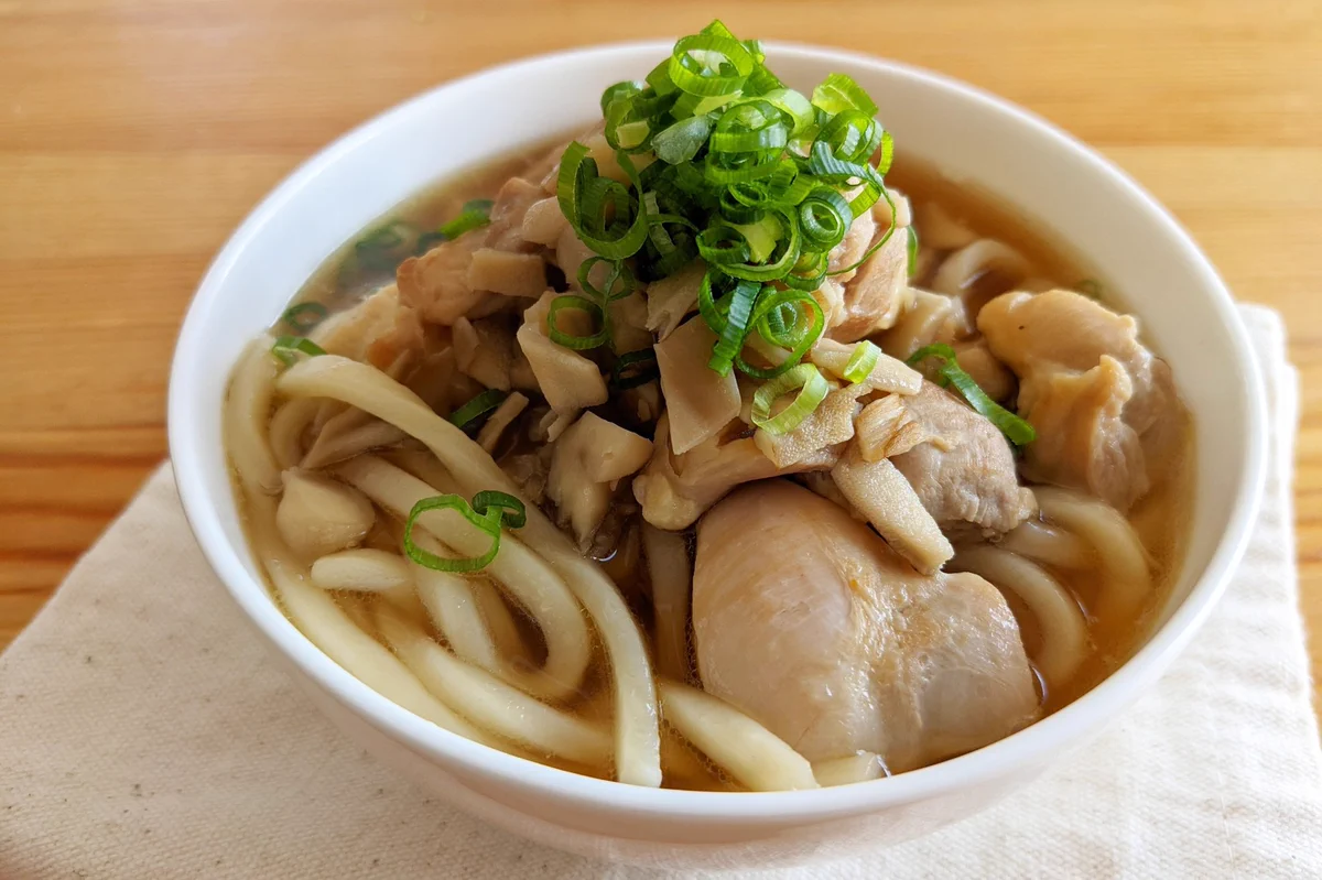 旨味がぎゅっと。簡単なのに絶品「鶏ガラ醤油うどん」。