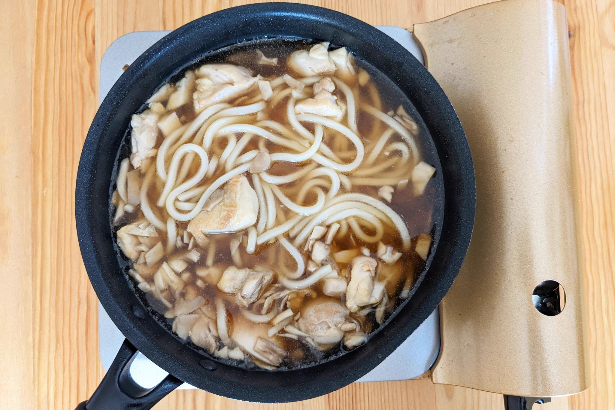 旨味がぎゅっと。簡単なのに絶品「鶏ガラ醤油うどん」。