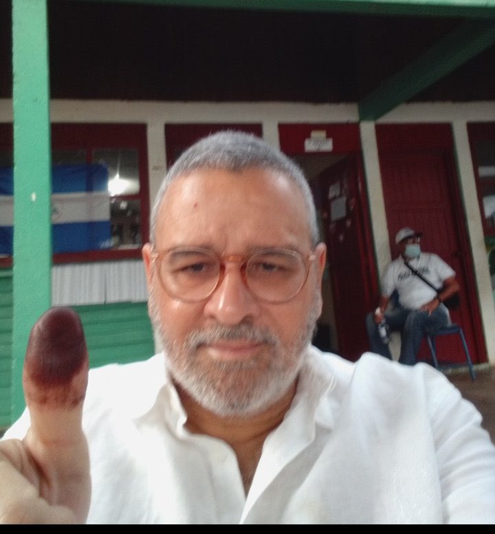 Señor <a href="/nayibbukele/">Nayib Bukele</a> aquí le tienen a su prófugo de la justicia salvadoreña votando en la farsa elección municipal de Managua, Nicaragua. Debería gestionar extraditar a este parásito que vive de nuestros impuestos. Lo están buscando @FunesCartagena parasitó de El Salvador!