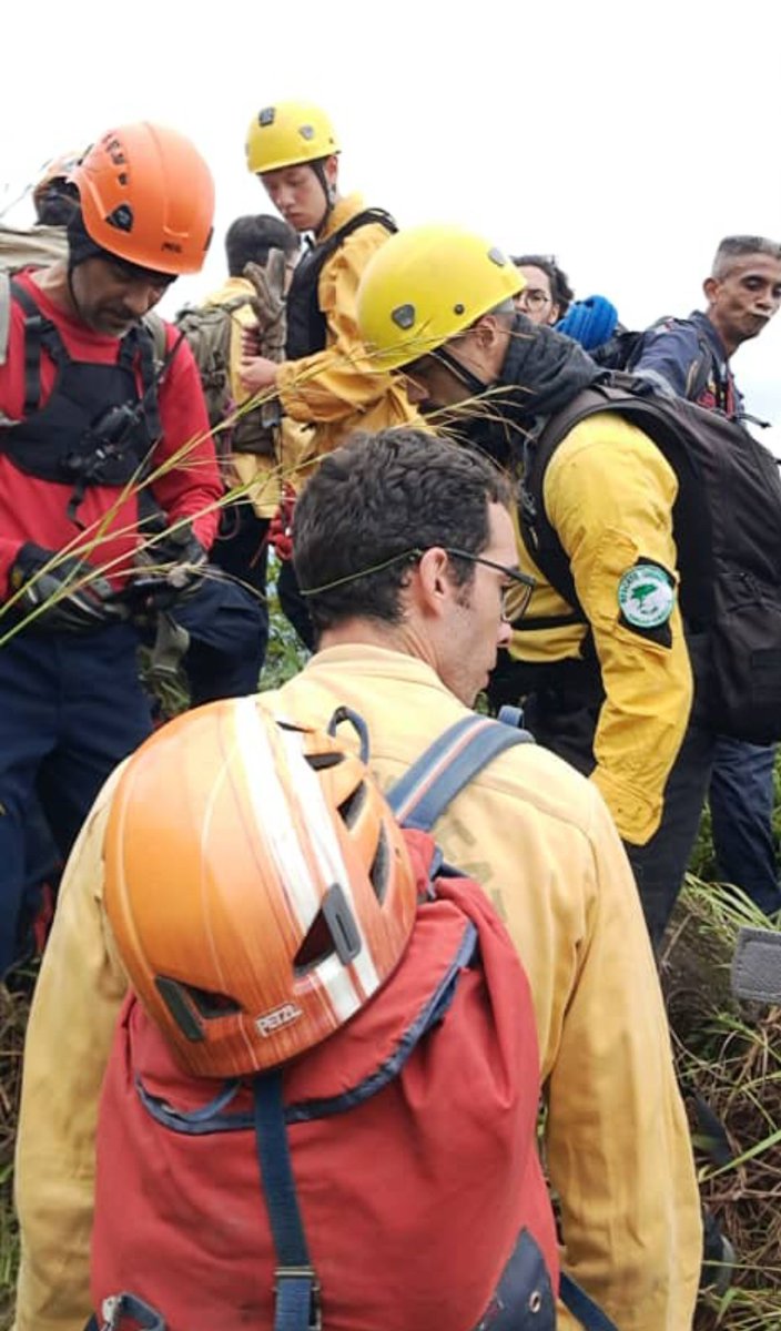 GabrielDandreal's tweet photo. Hago un reconocimiento especial a los #voluntarios de rescate, #bomberosforestales, #paramédicos que participaron en la búsqueda de la areonave #YV2052 que trabajaron día y noche para localizar el avión. https://t.co/ZjJIndUAyq