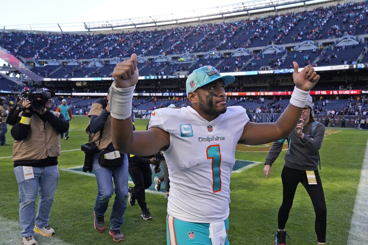 Tua's tweet photo. #FinsUp in the WINdy City 🙌🏾🐬 https://t.co/7ahKz9WCno