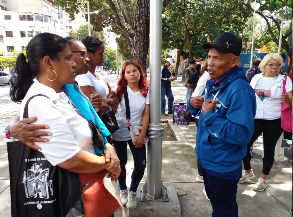 Las <a href="/MadresPoderosas/">Madres Poderosas</a> presentes con los sobrevivientes de la #MasacreDelAmparo, exigiendo #justicia. 
«Vamos pa’lante. La muerte de nuestros hijos no la dejamos así»
Gracias Vanessa Davies y <a href="/contrapuntovzla/">contrapunto.com</a> por la cobertura: contrapunto.com/nacional/derec…
x.com/contrapuntovzl…