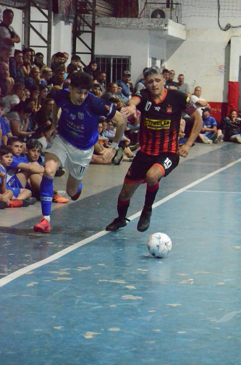 gevsfutsal's tweet photo. Final en el club Almafuerte fecha 36  @GEVSFUTSAL 7 #Villamodelo 3 
EL LOBO DE FLORESTA VOLVIO A GANAR Y A SUMAR y aun mantiene las chances de ingresar a Playoffs a solo dos puntos por 6 por jugar.
#vamoslobo 
@adostoquesfut @pasionfutsal https://t.co/JFuQB6idpE