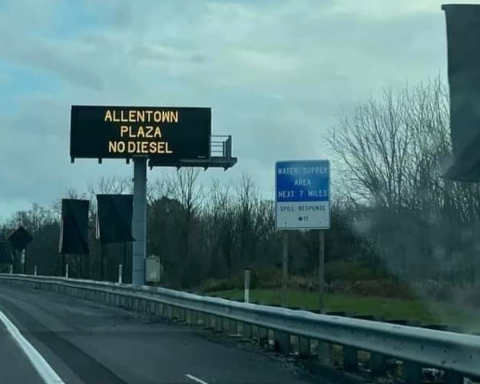 Bitcoin's tweet image. And so it begins...