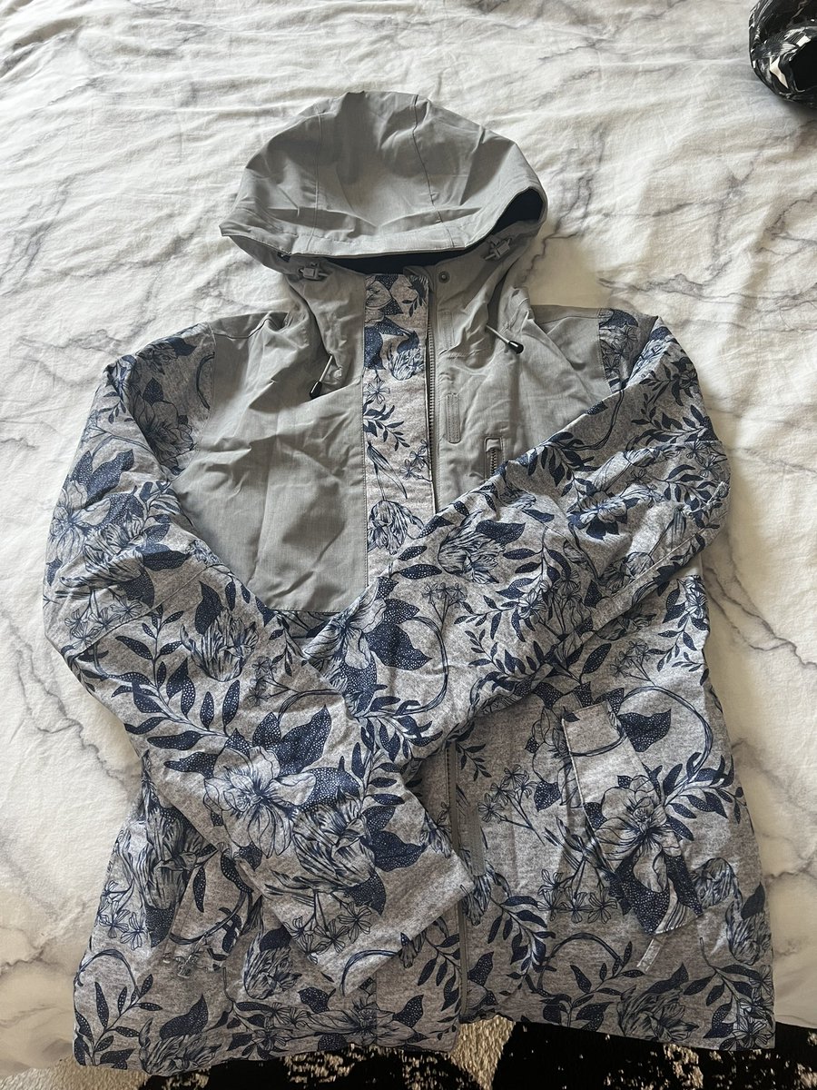cMIMIn's tweet image. I have two Roxy snow jackets for sale! The black one (S) has never been worn and the blue one (XS) has a removable fleece lining and only been worn once or twice.