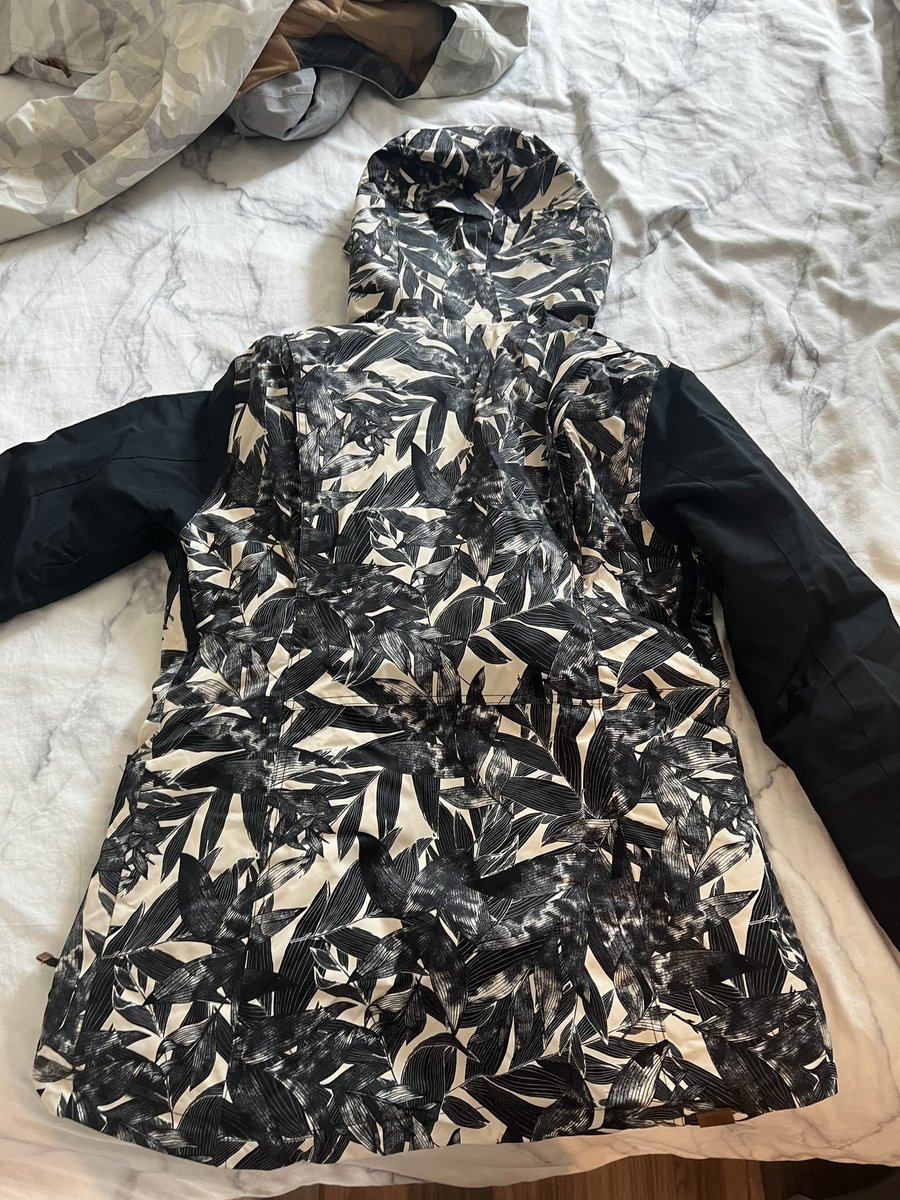 cMIMIn's tweet image. I have two Roxy snow jackets for sale! The black one (S) has never been worn and the blue one (XS) has a removable fleece lining and only been worn once or twice.