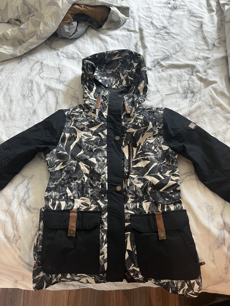 cMIMIn's tweet image. I have two Roxy snow jackets for sale! The black one (S) has never been worn and the blue one (XS) has a removable fleece lining and only been worn once or twice.