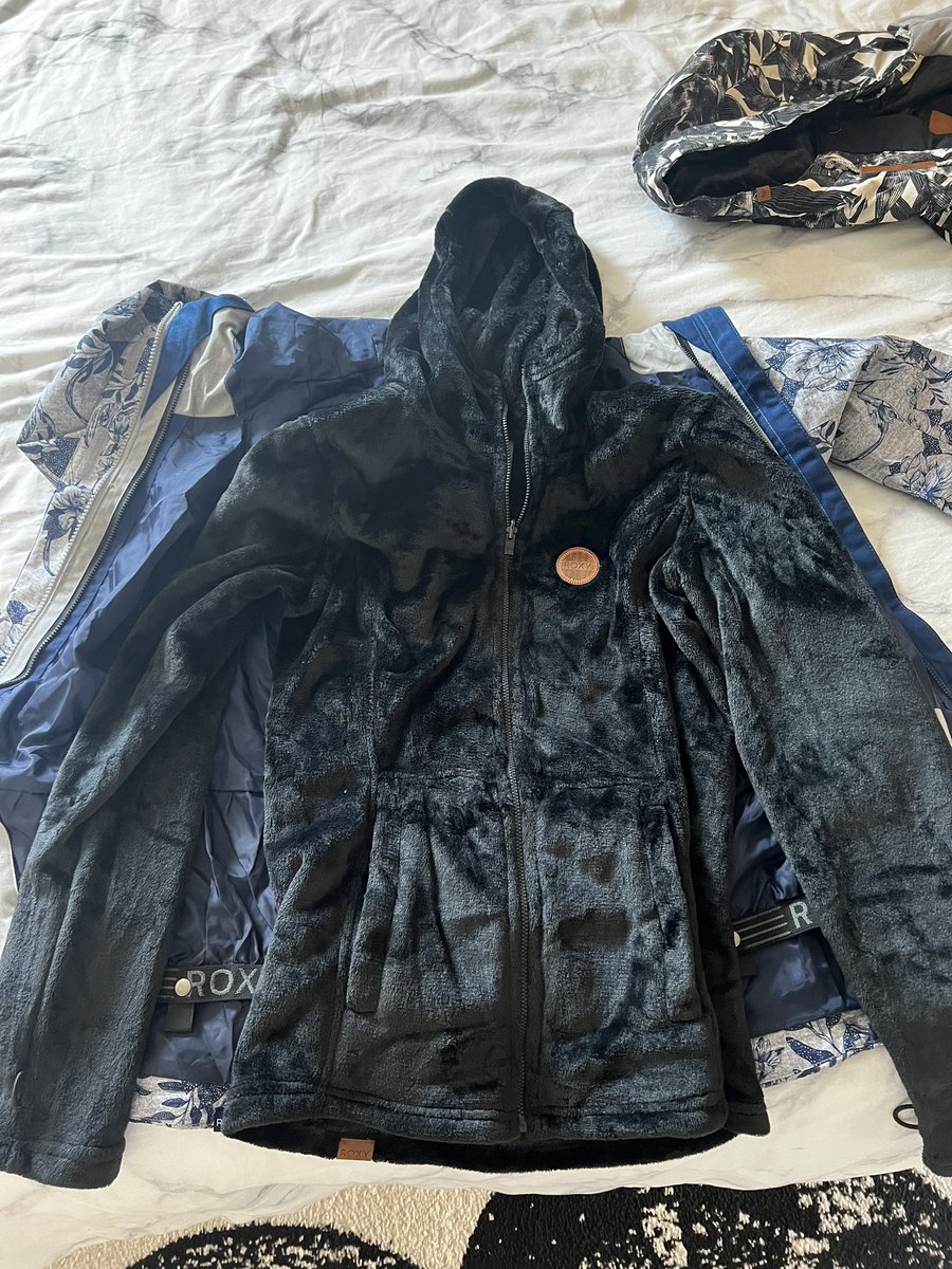 cMIMIn's tweet image. I have two Roxy snow jackets for sale! The black one (S) has never been worn and the blue one (XS) has a removable fleece lining and only been worn once or twice.