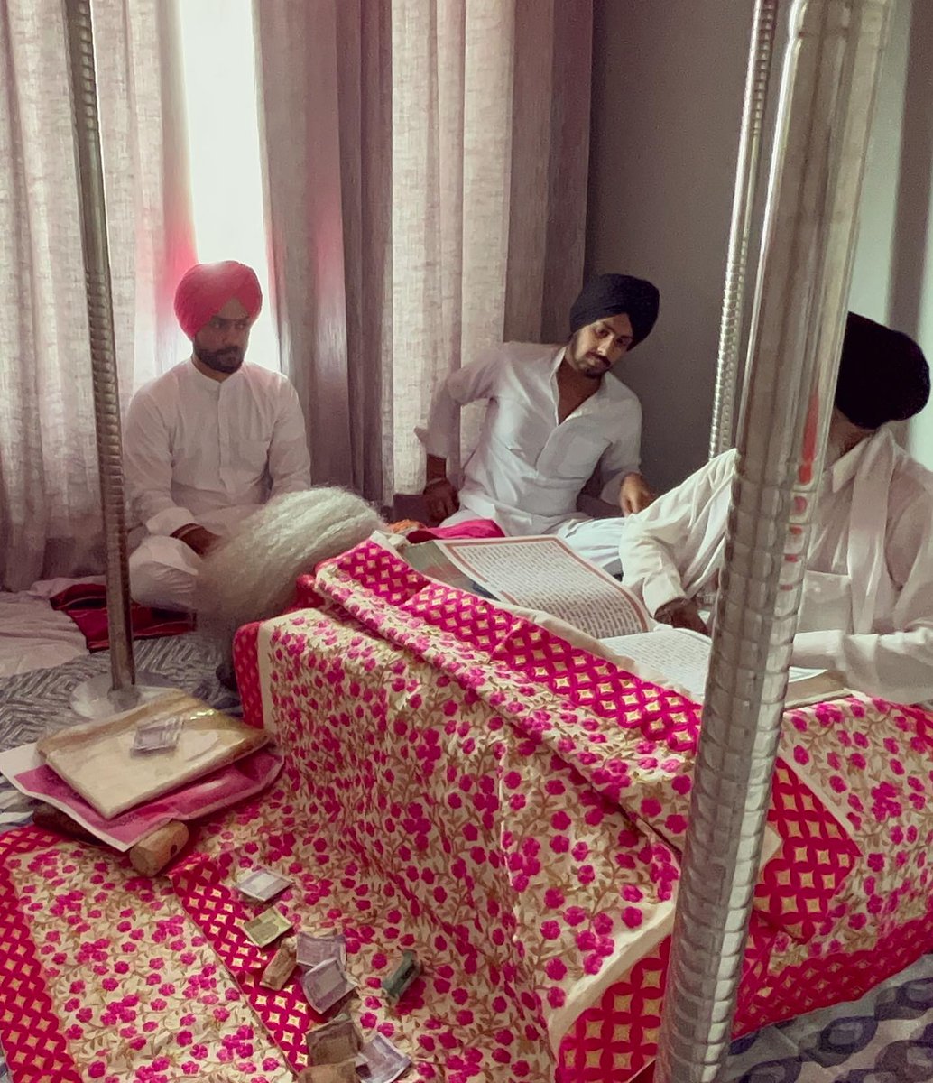 dailypostpunjab's tweet photo. ਪੰਜਾਬੀ ਗਾਇਕ ਹਿੰਮਤ ਸੰਧੂ ਨੇ ਆਪਣੇ ਨਵੇਂ ਘਰ ਦੀਆਂ ਤਸਵੀਰਾਂ ਸਾਂਝੀਆਂ ਕਰਕੇ ਵਾਹਿਗੁਰੂ ਦਾ ਕੀਤਾ ਸ਼ੁਕਰਾਨਾ

#PunjabiSinger #HimatSanhu #NewHouse #SharePics #GuruGranthSahibJi #Path #WaheGuruJi #GalleryPics #Dailypostpunjabi https://t.co/Iefugik4ux
