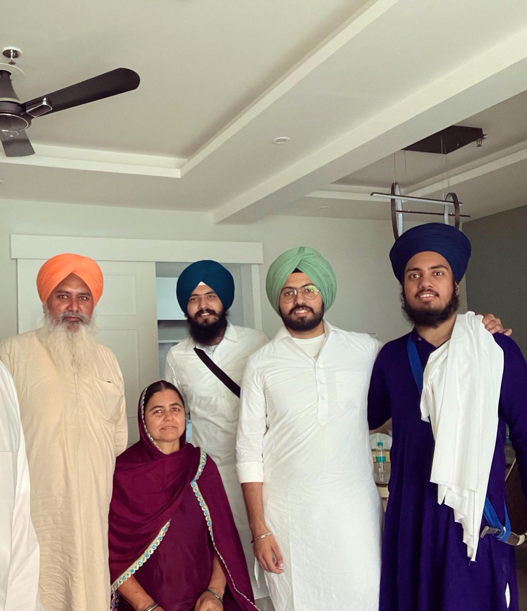 dailypostpunjab's tweet photo. ਪੰਜਾਬੀ ਗਾਇਕ ਹਿੰਮਤ ਸੰਧੂ ਨੇ ਆਪਣੇ ਨਵੇਂ ਘਰ ਦੀਆਂ ਤਸਵੀਰਾਂ ਸਾਂਝੀਆਂ ਕਰਕੇ ਵਾਹਿਗੁਰੂ ਦਾ ਕੀਤਾ ਸ਼ੁਕਰਾਨਾ

#PunjabiSinger #HimatSanhu #NewHouse #SharePics #GuruGranthSahibJi #Path #WaheGuruJi #GalleryPics #Dailypostpunjabi https://t.co/Iefugik4ux