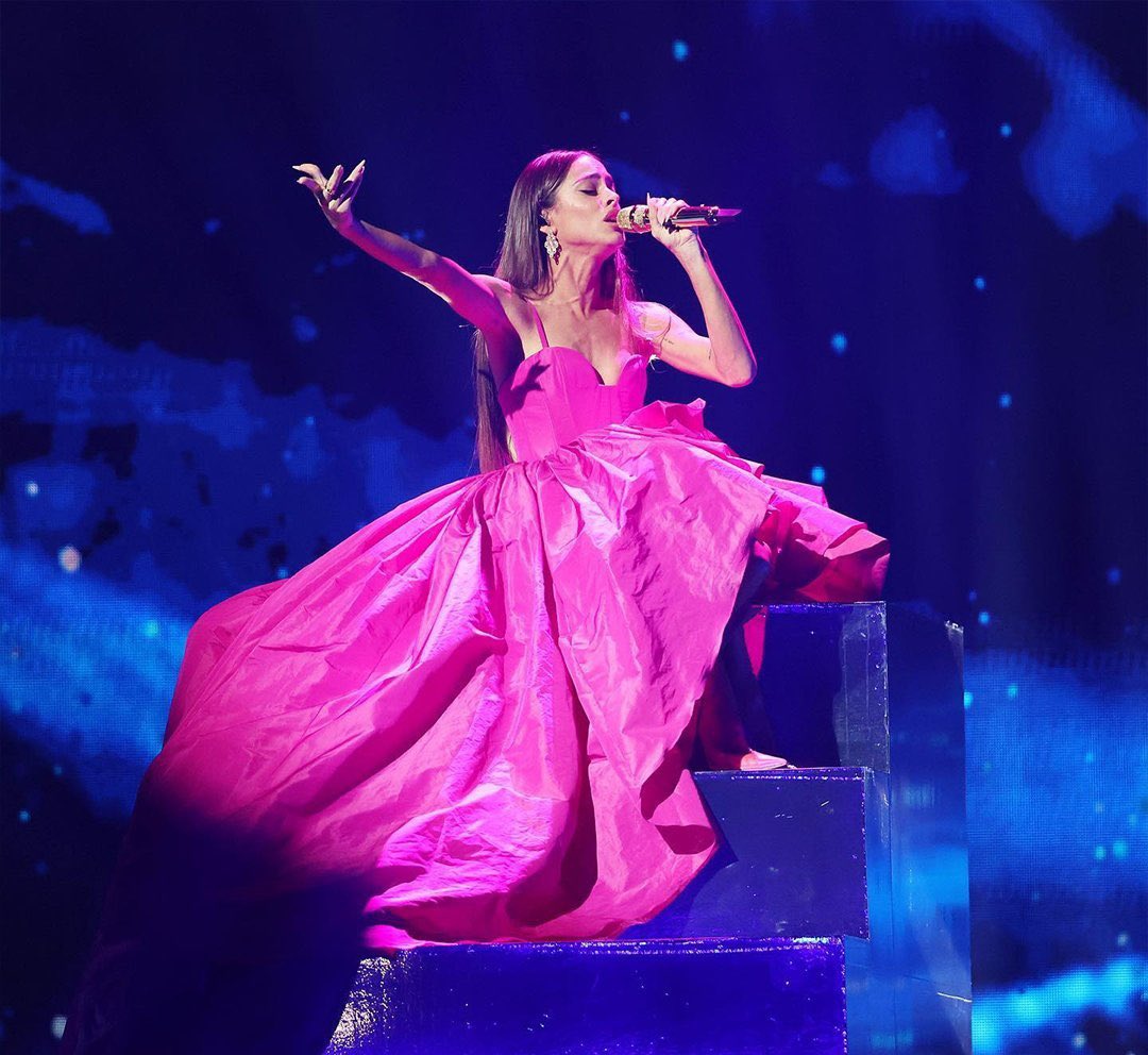 unbesoenmadrid's tweet photo. cómo coldplay no iba a querer una canción con tini si chris martin escuchó esto y quiso su voz https://t.co/p456zHeUkr