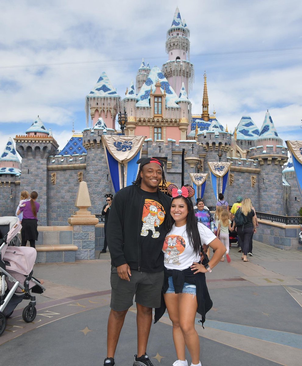 _Katrina_16's tweet photo. Happiest place on earth with my love ✨♥️ https://t.co/OVoZbYBeOf