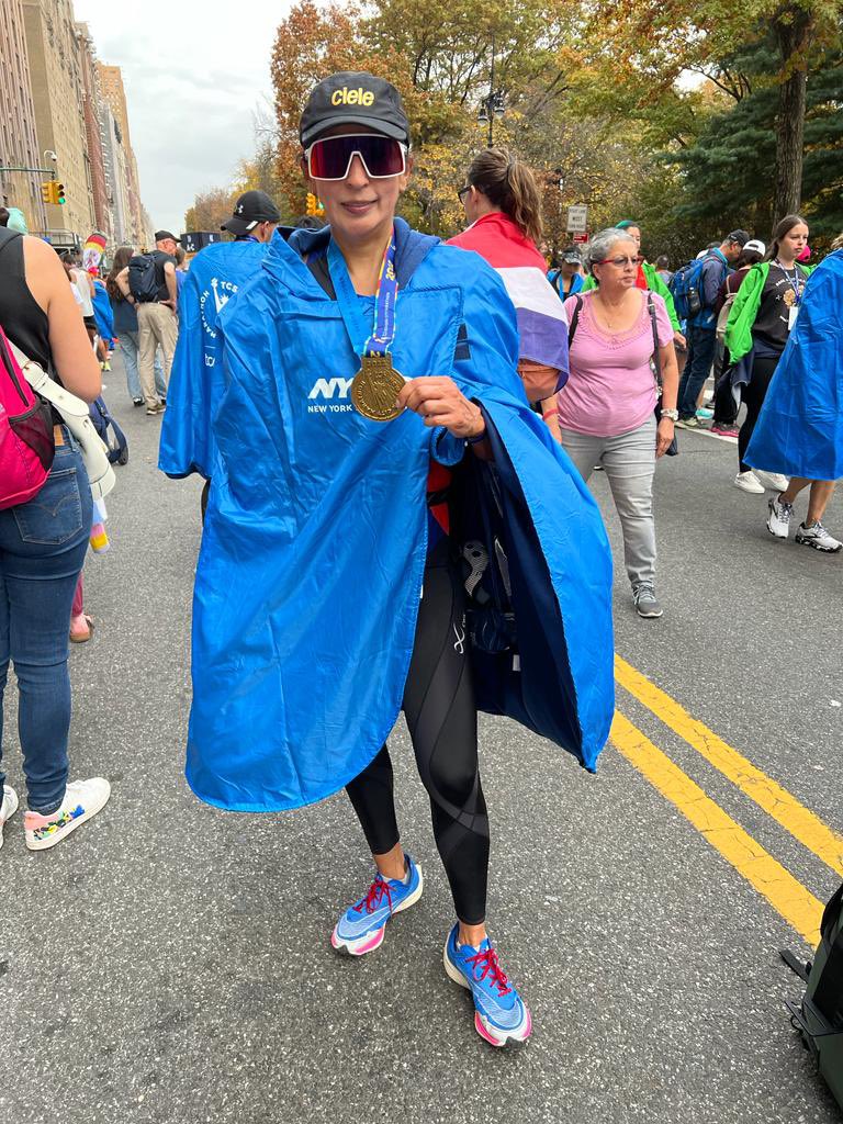 Kalcerrolopez's tweet photo. Hoy corrí la Maraton de New York; la carrera fue durísima; la temperatura y húmedad fueron las mas altas en la historia de esta maraton. Lo logre y estoy feliz con mi medalla. @nycmarathon https://t.co/BT0x02Da7S