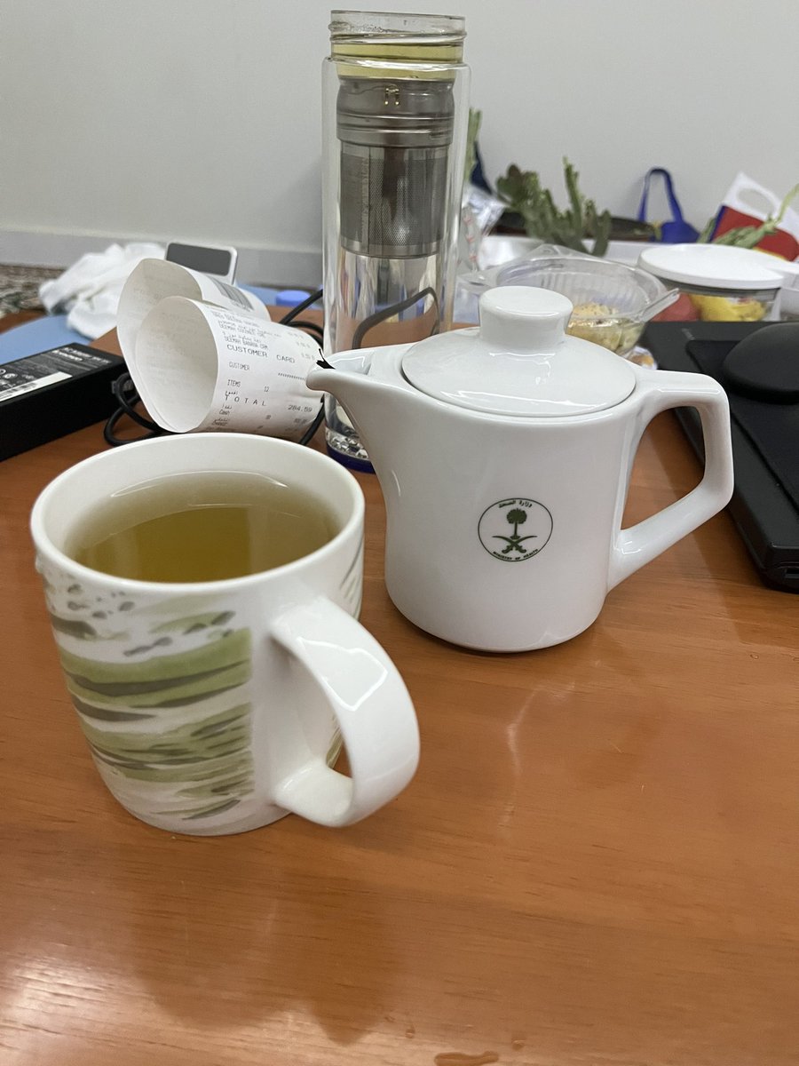 helanshan3's tweet photo. 曾经自诩半个诗人，见山是深情伟岸，见海是热情澎湃，见花见草信他们皆有故事，云海江潮，虫鸣鸟啼都暗藏情愫。唯独见了你，山川沉默，海面静谧，云海不再翻涌，江潮不再澎湃，花鸟鱼虫被光与尘凝固，世界万籁俱寂，只剩下你。我的功夫茶🍵🍵🍵😅 https://t.co/ntKBB3vavU