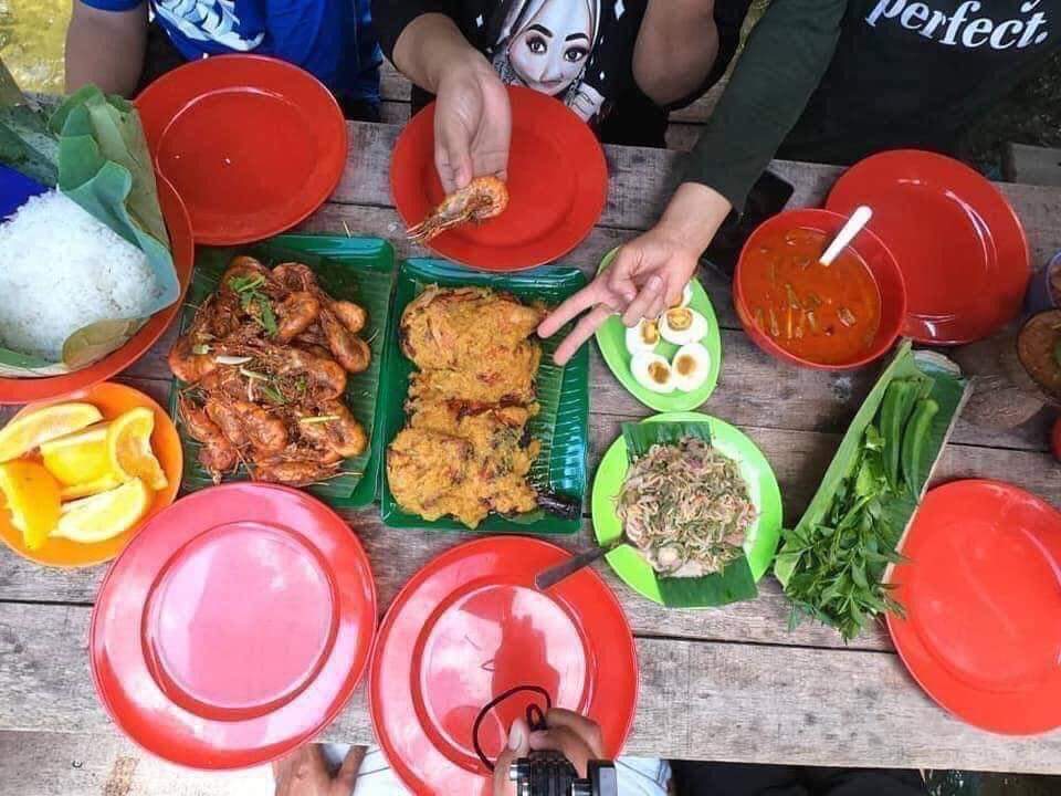 JJCMPERAK's tweet photo. Antara port popular di Perak 🤍🖤 terbaik 👍 

Makan atas air sungai. Makanan pun sangat menyelerakan.. Sambil anak anak mandi manda 🤗 . Lepas PKP nanti, bolehlah cuba makan kemari. Sebelum pi sini, elok booking dulu https://t.co/fYt8fu7XCK