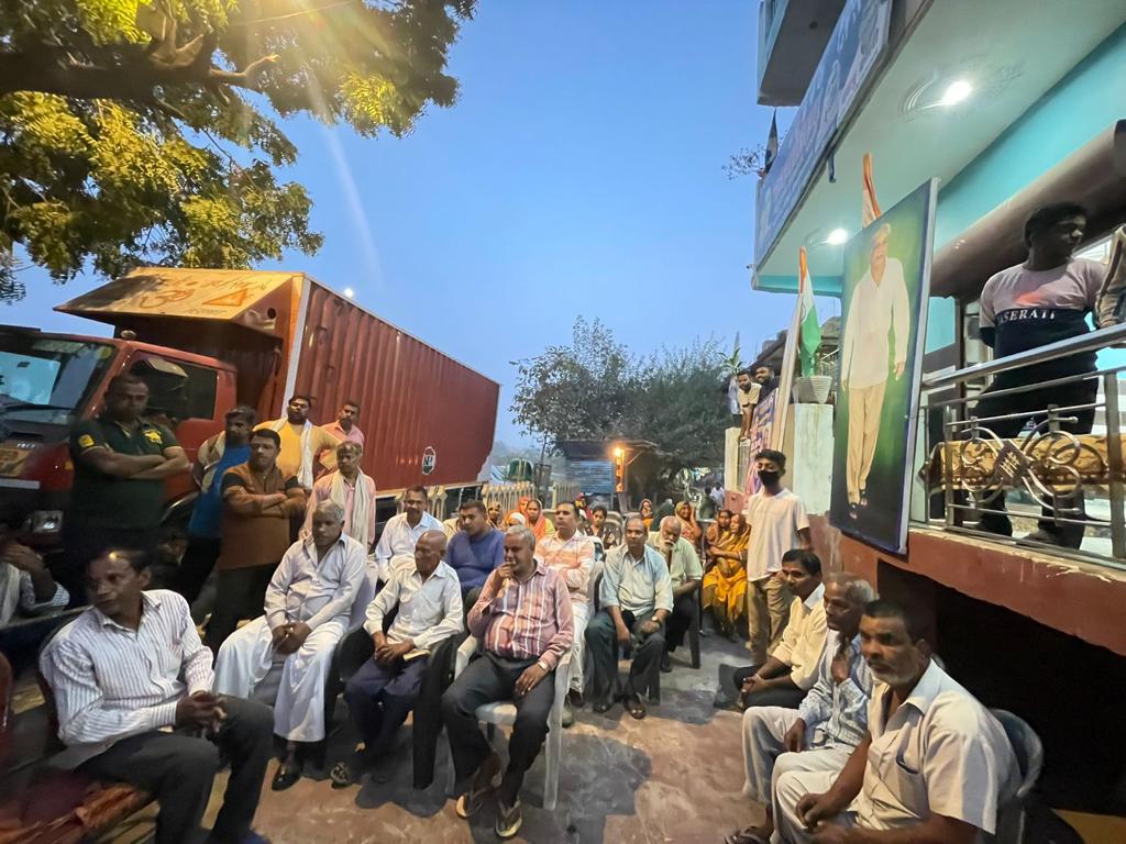 babluforchange's tweet photo. अपने निवास स्थान पर स्थानीय लोगों एवं कार्यकर्ताओं के साथ मिल कर आगामी निगम चुनावों के मद्देनजर एक महत्वपूर्ण मीटिंग की जिसमें सभी ने इस बार हाथी के चुनाव चिन्ह का बटन दबा कर वार्ड नंबर 4 से @bspindia को जिताने का प्रण लिया! https://t.co/cumIVYDDks