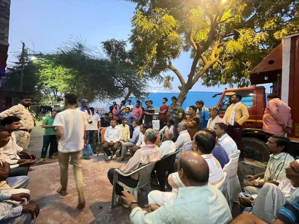 babluforchange's tweet photo. अपने निवास स्थान पर स्थानीय लोगों एवं कार्यकर्ताओं के साथ मिल कर आगामी निगम चुनावों के मद्देनजर एक महत्वपूर्ण मीटिंग की जिसमें सभी ने इस बार हाथी के चुनाव चिन्ह का बटन दबा कर वार्ड नंबर 4 से @bspindia को जिताने का प्रण लिया! https://t.co/cumIVYDDks