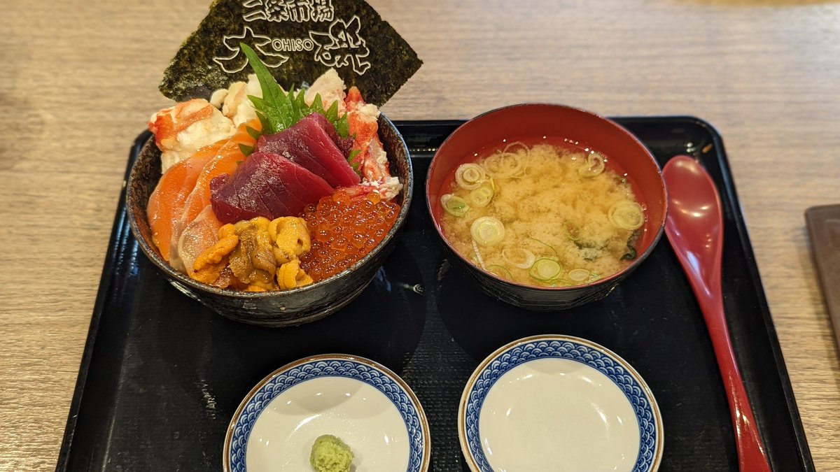tsuntsun_pta's tweet photo. 大磯様にて
千秋楽無事完走のお祝いも兼ねて(?)
特選 北海丼に本鮪トッピング!!!
(サインは入ってすぐレジ横です)
#PLASMATOUR2022
#北海道
#prfm https://t.co/40kx16Vlhl