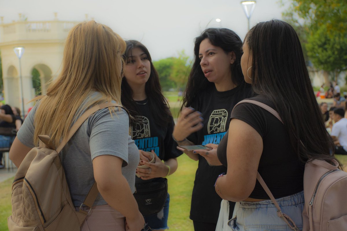 JPCatamarca's tweet photo. ¡Porque lxs pibxs pueden y quieren votar! 🙌🏼 🗳️

Jornada de promoción y asesoramiento sobre el voto joven y consulta de padrón provisorio para las elecciones 2023, para juventudes, en la plaza "La Alameda". 🙋🏽‍♂️🙋🏽‍♀️

#JPCatamarca https://t.co/QeiQTjOJCV