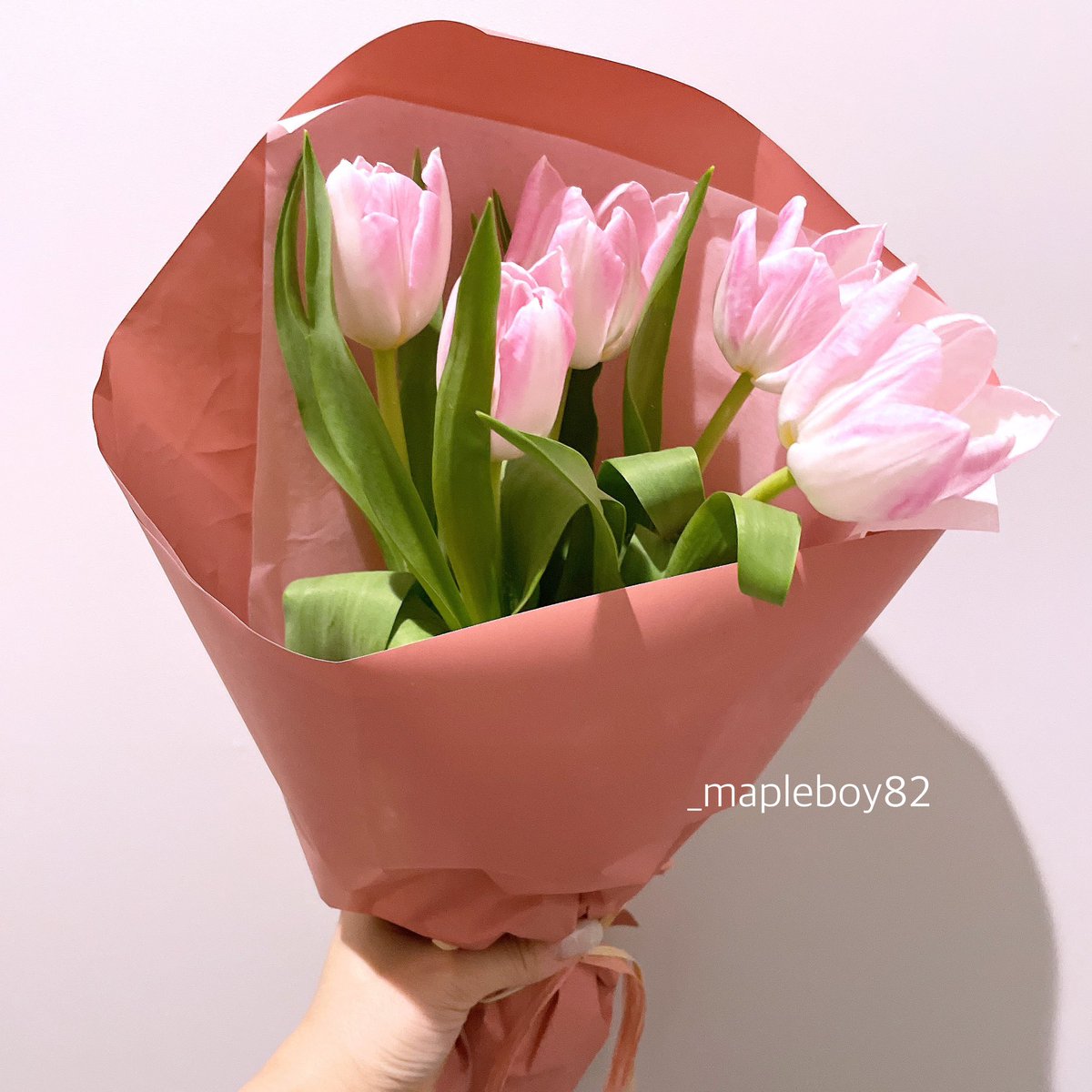 _mapleboy82's tweet image. 221106 NCT DREAM #MARK #마크 Glitch Mode Yizhiyu YZY 이즈위 Fansign 영통 팬싸

마크한테 튤립은 뭐 특별한 의미나 있냐는 질문에
특별하기보단 예전부터 꽃하면 튤립이 떠올리기도하고 마크 주변에 튤립이 있었다구요🌷
그리고 올해도 열심히 달려있는 마크에게 튤립 선물했답니다💓