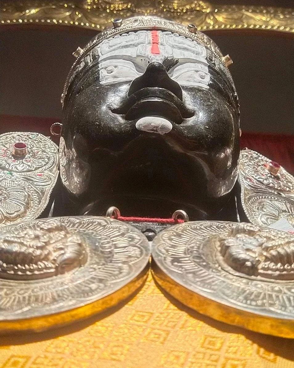 हरि सुंदर नंद मुकुंदा हरि नारायण हरि ओम।                                                                                                               हरि केशवा हरि गोविंदा हरि नारायण हरि ओम!!💛