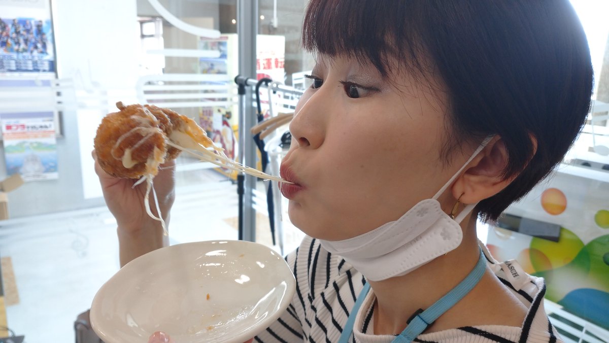 ybs_kks's tweet image. このあとすぐ！

☀月曜キックス☀
本日の🗾47味めぐり🗾は、
山形県の逸品「焼肉くろげ」の「米沢牛入り特製チーズメンチカツ」をご紹介❕❕

見て見て👀この、のび～るチーズ！

リスナープレゼントもありますよ🌟
お楽しみに♪

#キックスybs
#47味めぐり
#いしいそうたろう
#小松千絵