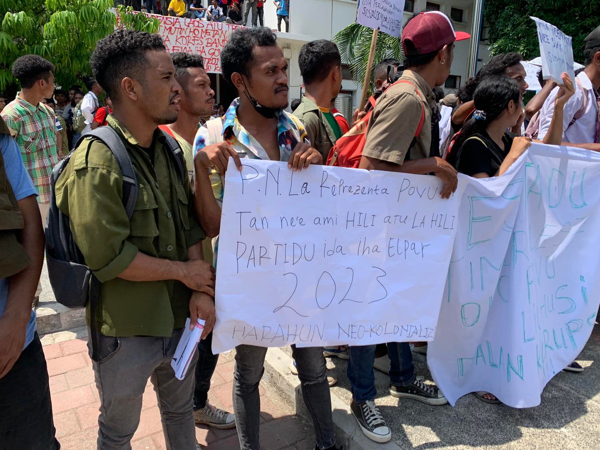 Young people are protesting in #TimorLeste this week against elites in parliament, low investment in education and job opportunities. "Parliament does not represent the people"