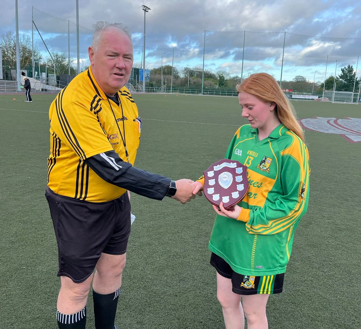 Congratulations to our U13 Girls who won against St Brigids yesterday to claim the Divison 11 Shield #champions 🏆🟢🟡 #uptheemmets <a href="/dublinladiesg/">DublinLGFA</a>