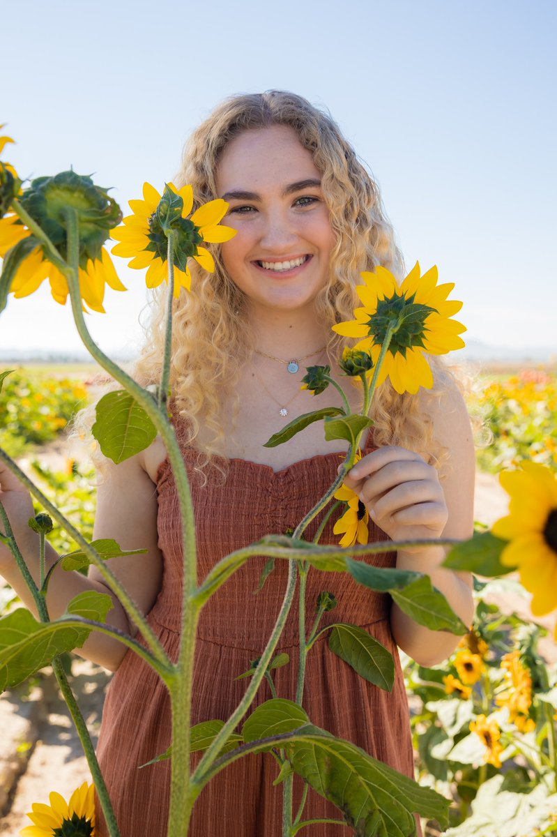 As you start your week, just a friendly reminder to take a moment and enjoy the flowers.   

❤️ this photo from a recent photo shoot by Sherry Brooks Photography. 

#sherrybrookssenior