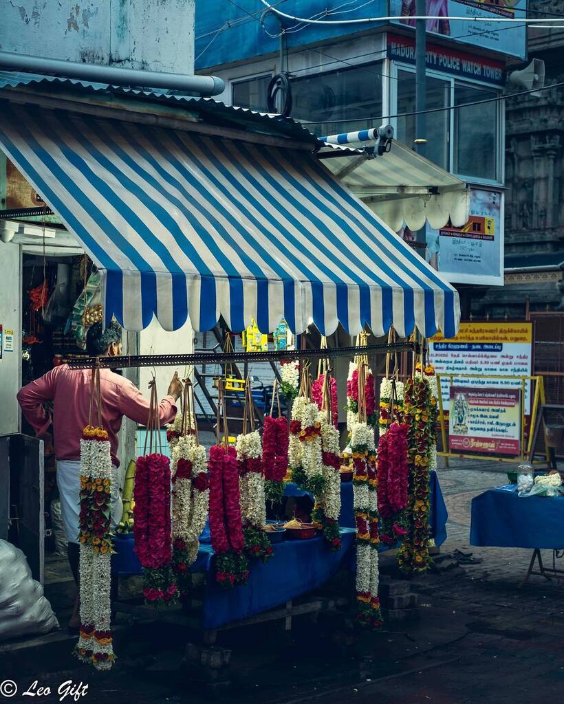 Getting ready for the day #madurai #maduraimeenakshiammantemple #maduraimeenakshi #garlands #streetsofmadurai #streetphotography #fujixt3 #fuji35mmf2 instagr.am/p/CkpVltKL8gV/