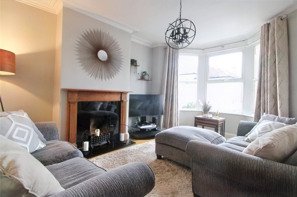 🏡 FOR SALE - A wonderful Victorian terrace property in the popular #SandyPark area.

✔️ Two double bedrooms + loft room
✔️ Kitchen/diner
✔️ Conservatory
✔️ Front reception room
✔️ Large modern bathroom
✔️ Landscaped garden
✔️ £400,000

See more ➡️ cjhole.co.uk/property/for-s…