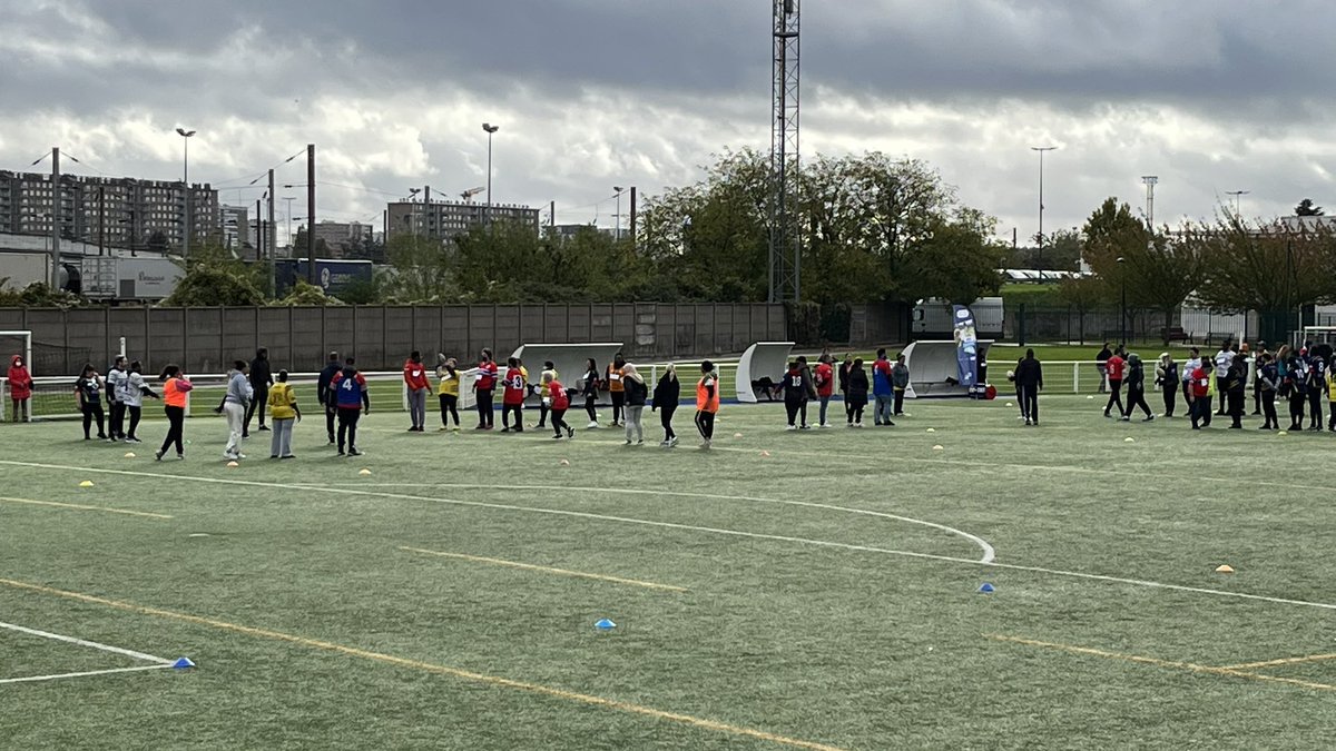 18 entreprises &amp; + de 170 candidats présents sur l’événement « Du Stade Vers l’Emploi », organisé sur Drancy avec @pole_emploi, en présence de <a href="/GregoryChavaroc/">Grégory Chavaroc</a>, président de la Mission Locale Paris Terres d’Envol. <a href="/Ajminozha/">Nozha Ajmi</a> <a href="/ETroquereau/">Éric TROQUEREAU</a> @poleemploi_IDF <a href="/RCDrancy/">Rugby Club de Drancy</a> <a href="/FranceRugby/">France Rugby</a>