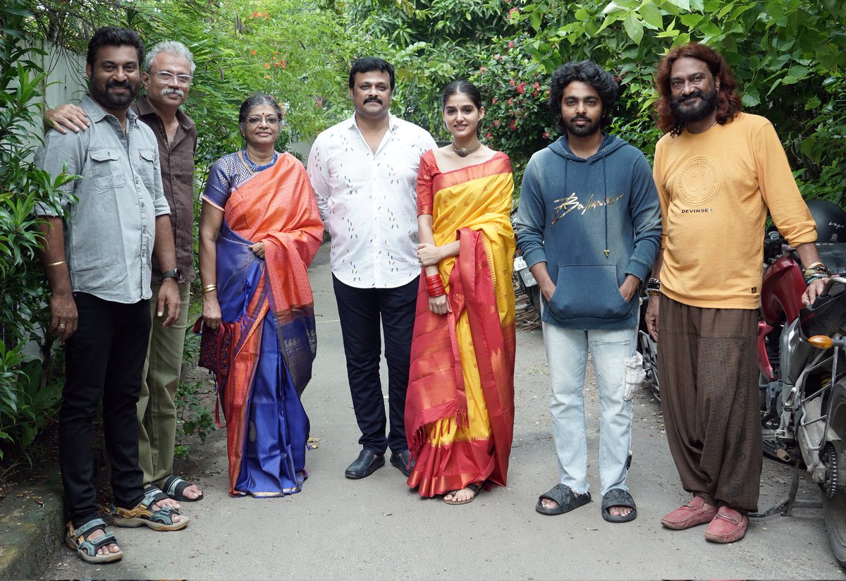 CineemaJunction's tweet photo. .@DisneyPlusHS Presents @KavithalayaaOff #ProdNo1 KickStarted With Pooja
@gvprakash @AnaswaraRajan_
Dir @udaymahesh2
#Pushpakandaswamy #UkSenthilkumar @editorkishore @sivayadav5676 @HeshamAWMusic @subbu6panchu @Danielanniepope @pradeep_rayan @mathanmohan25 @onlynikil https://t.co/K7v0hCxG3P