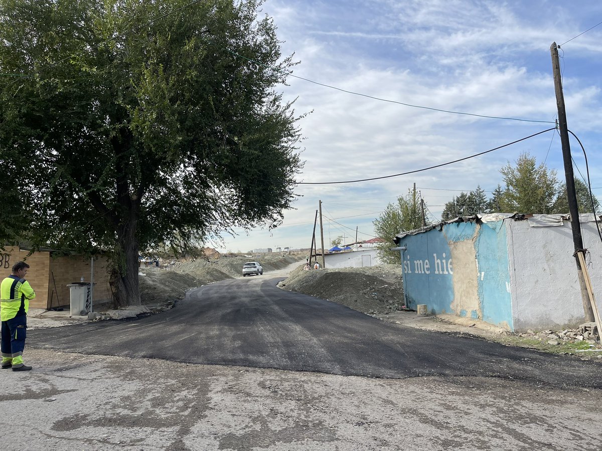 markelgp's tweet photo. Concluidas las labores de asfaltado del acceso a la conocida como “Explanada de la Parroquia” donde trabajan técnicos de @SaludMadrid @madridsalud a diario.

Algunos siguen intentando construir un relato mientras otros, en gerundio, trabajamos sobre el terreno.

#CañadaReal https://t.co/Ge0V18ra3i