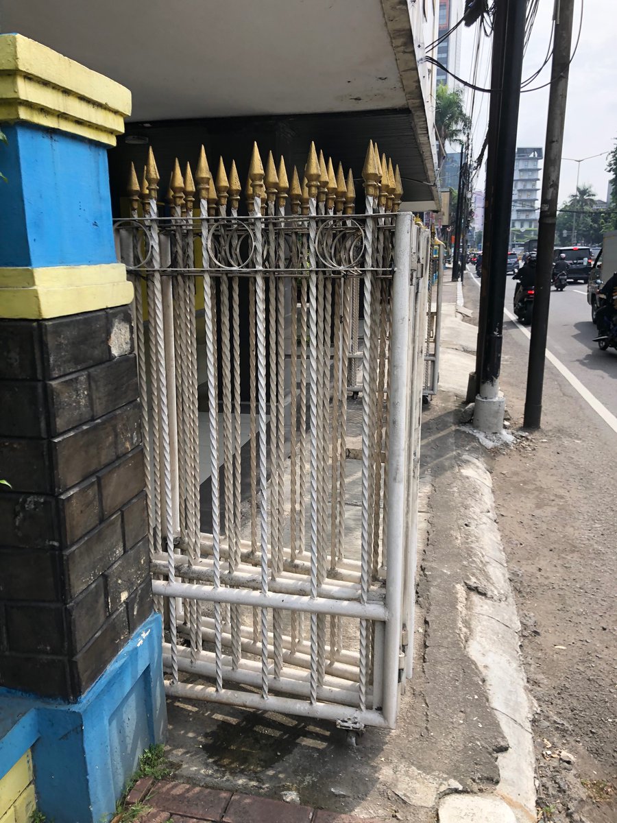 natalina2288's tweet photo. @kring_pajak Halo admin, bisa minta tolong bantuannya? Minta tolong untuk pagar kantor KPP Pratama Jakarta Gambir Dua sangat mengganggu pejalan kaki karena menutupi trotoar yang sudah sempat. Mohon ditindaklanjuti.Terimakasih https://t.co/RfnQ507RAV