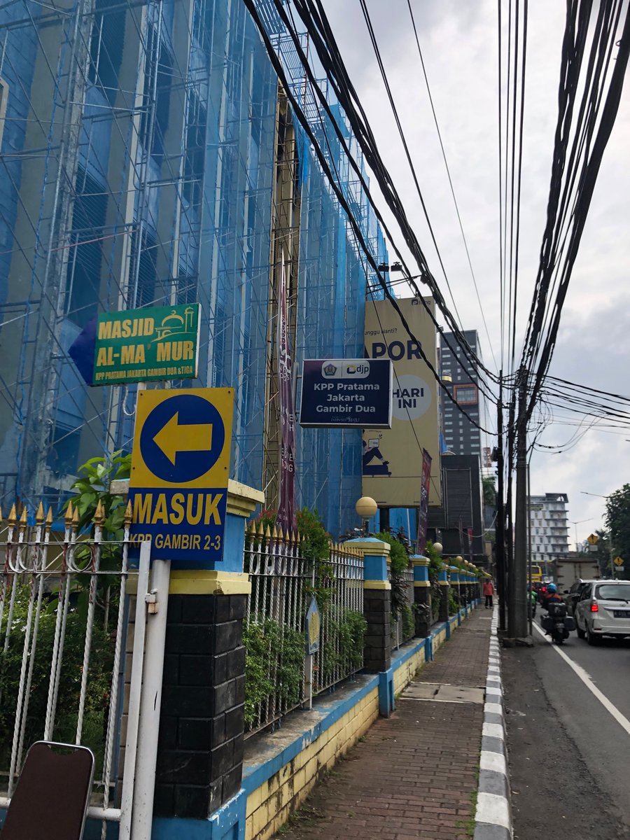 natalina2288's tweet photo. @kring_pajak Halo admin, bisa minta tolong bantuannya? Minta tolong untuk pagar kantor KPP Pratama Jakarta Gambir Dua sangat mengganggu pejalan kaki karena menutupi trotoar yang sudah sempat. Mohon ditindaklanjuti.Terimakasih https://t.co/RfnQ507RAV