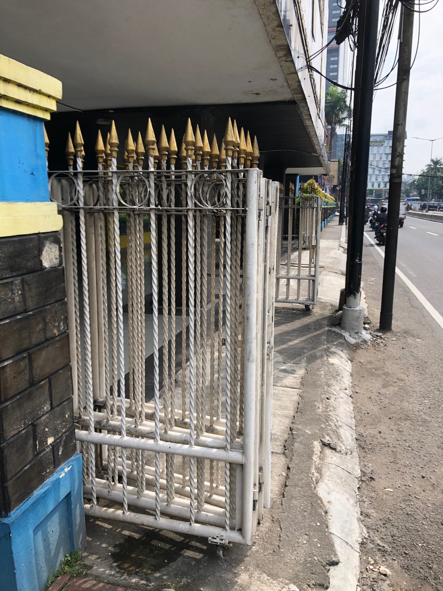 natalina2288's tweet photo. @kring_pajak Halo admin, bisa minta tolong bantuannya? Minta tolong untuk pagar kantor KPP Pratama Jakarta Gambir Dua sangat mengganggu pejalan kaki karena menutupi trotoar yang sudah sempat. Mohon ditindaklanjuti.Terimakasih https://t.co/RfnQ507RAV