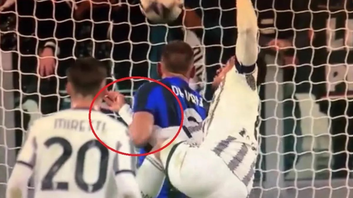 fil_zul's tweet photo. Lo rispiego.
Se TU difensore blocchi il braccio dell’avversario causando TU, di fatto, il fallo di mano e l’annullamento del successivo gol, questo è fallo e chiara occasione da gol (più chiara di così) quindi, se annulli il gol, rigore+ammonizione.
La farsa.

#JuveInter https://t.co/as6K6Uishc