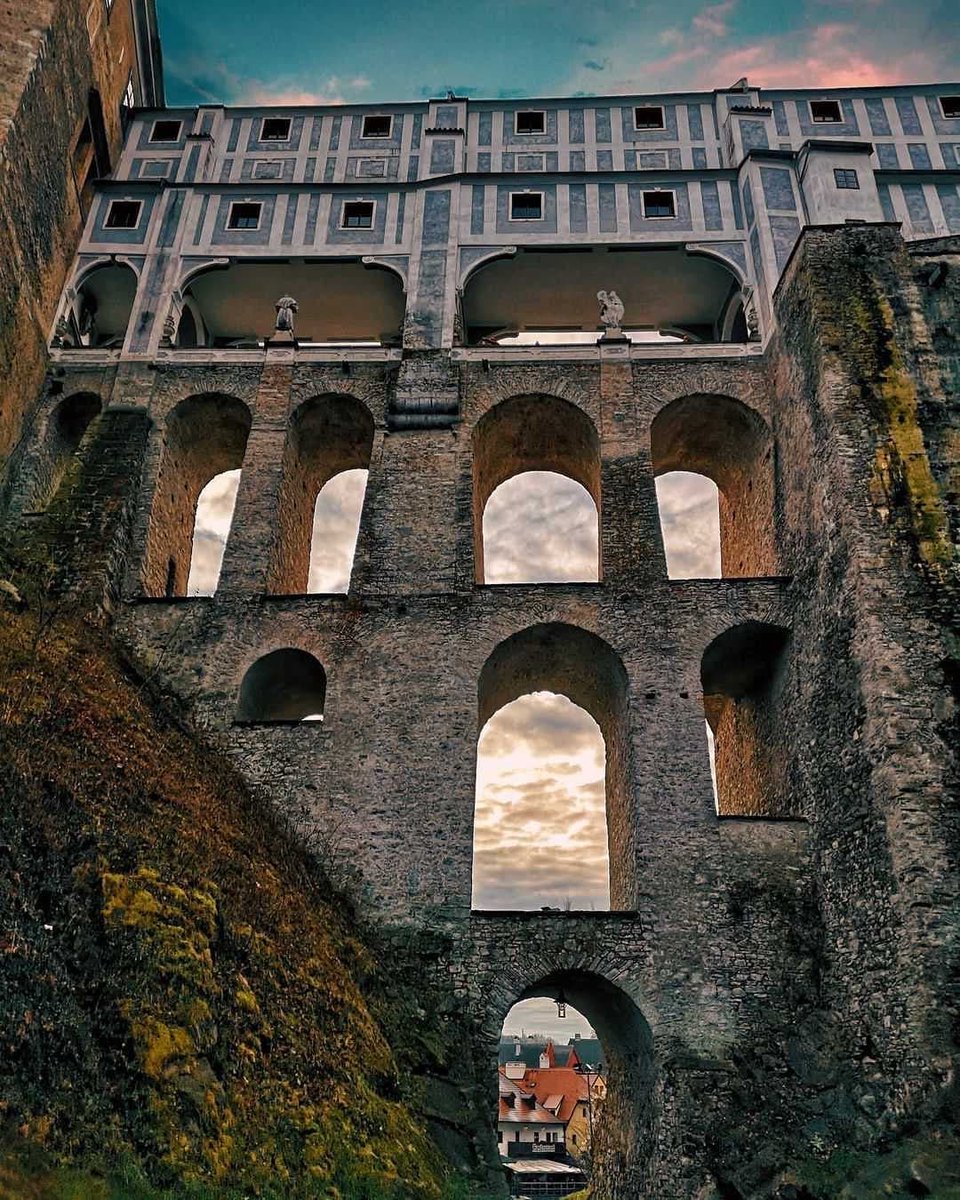 ヴルタヴァ川の蛇行に囲まれたチェスキー・クルムロフは、かつて多くの有力なボヘミア貴族の本拠地でした。現在ここには、歴史的な遺産の他、エゴン・シーレ美術館、魅力的な写真館、そして美しい城があります。

📍Český Krumlov
📸  IG:tomasifotimnakasi